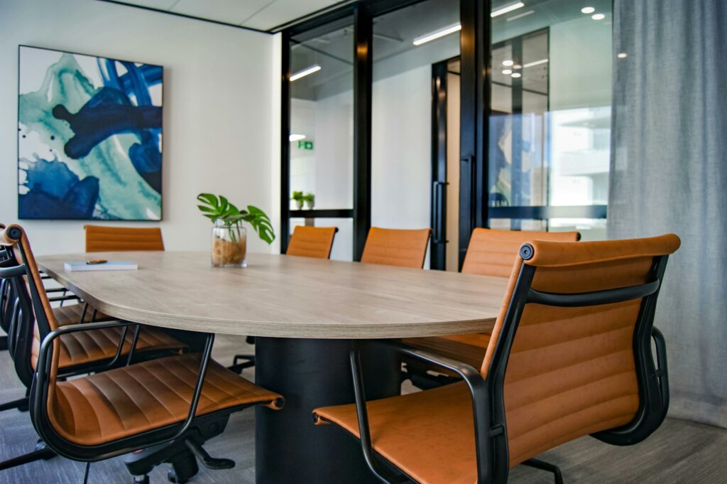 Salle de réunion propre avec table ovale et fauteuils